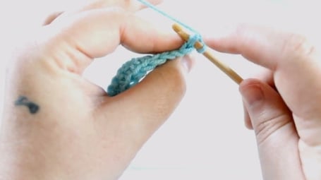 Learn to crochet a US single crochet stitch