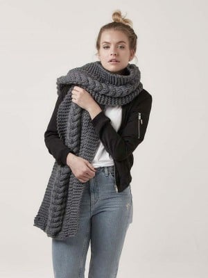 Niamh Cabled Scarf