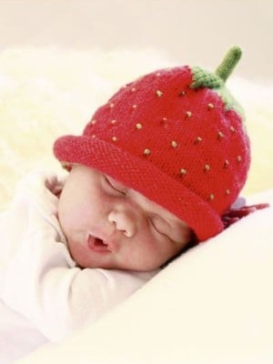 DROPS Sweet Blueberry & Strawberry Baby Hats