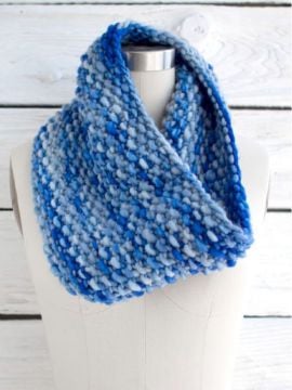 Manos Weekend Cowl