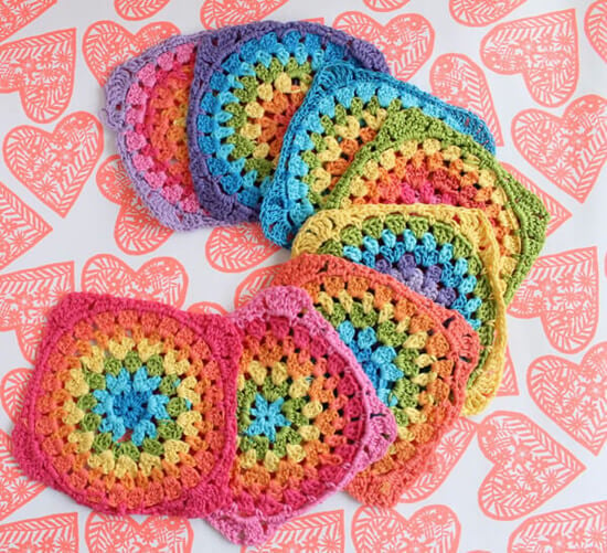 Free crochet patterns for beginners: rainbow blanket squares by GamerCrafting