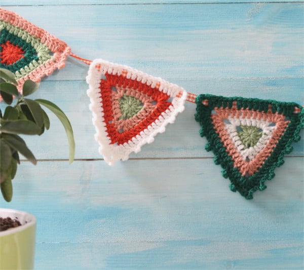 Free crochet bunting pattern and tutorial by Lynne Rowe