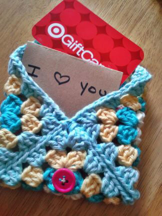 Free last minute crochet patterns for Christmas: gift card holder